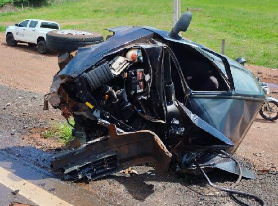 Professor morre em batida entre Uno e caminhão na MT-358